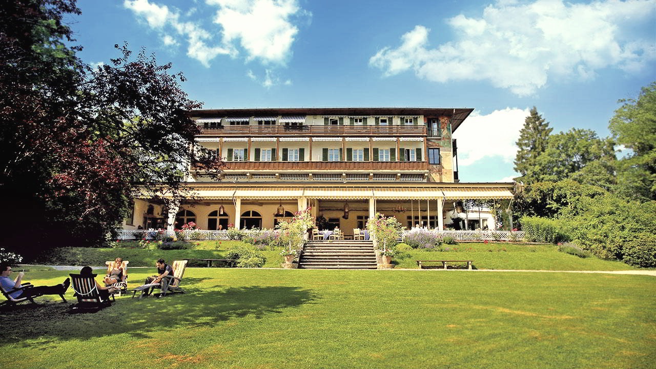 Golfhotel Kaiserin Elisabeth mit Park im Sommer